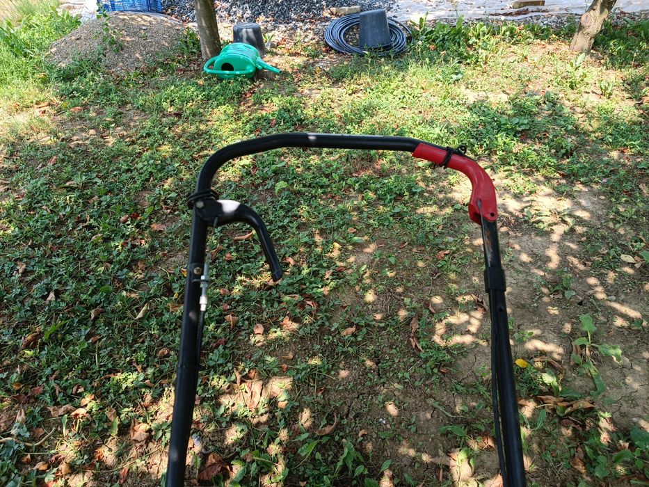 Mașină de tuns iarba cu tracțiune