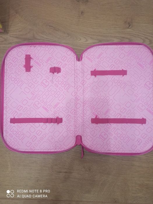 Несесер на Gabol, цветни моливи, маркери за подчертаване и флумастери.