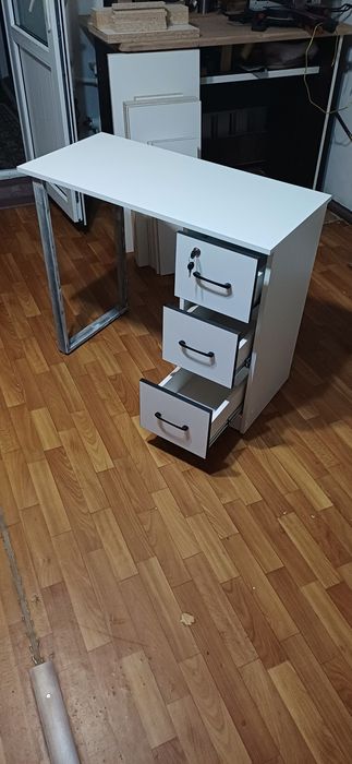стол в наличии новые