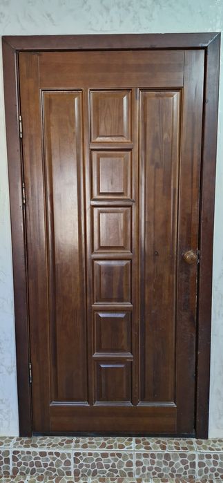 Двери стол и стули