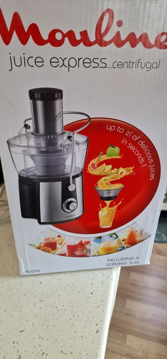 Vând  storcător de fructe Moulinex nou