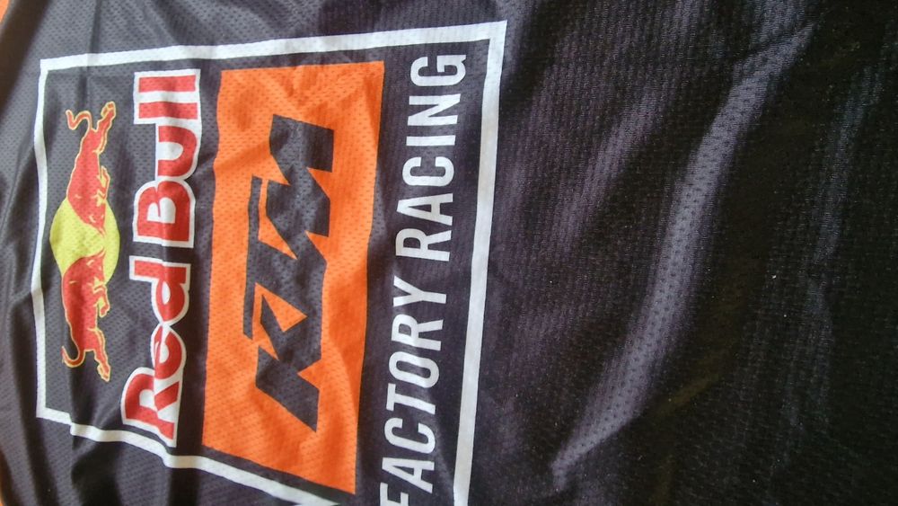 Мъжка тениска в черно и оранжево