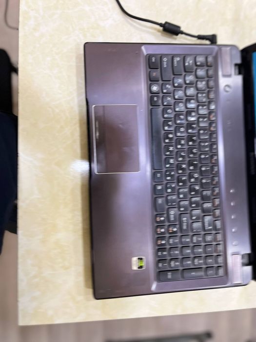 Lenavo Z570
Holati yaxshi 
Core i5 2450 
Batareka yangi qoyilgan 1soat