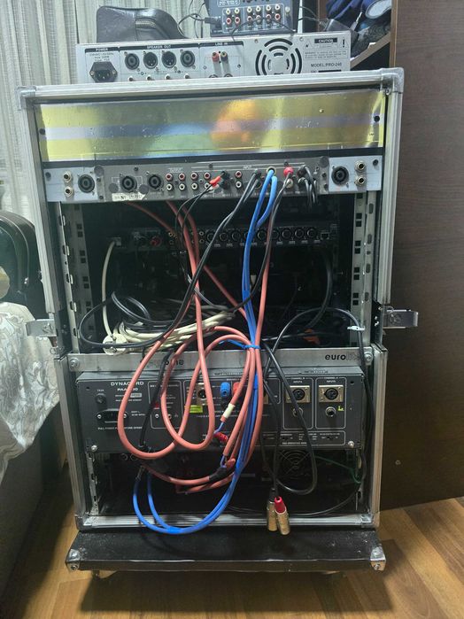 Vand rac pentru mai multe unitati,procesoare,amplificatoare etc.