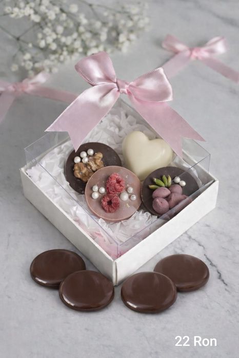 Cutii de ciocolată și mix de fructe uscate