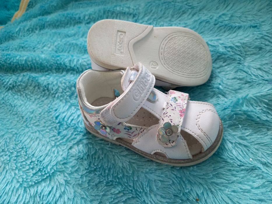 Продам кроссовки и сандали 21 размера