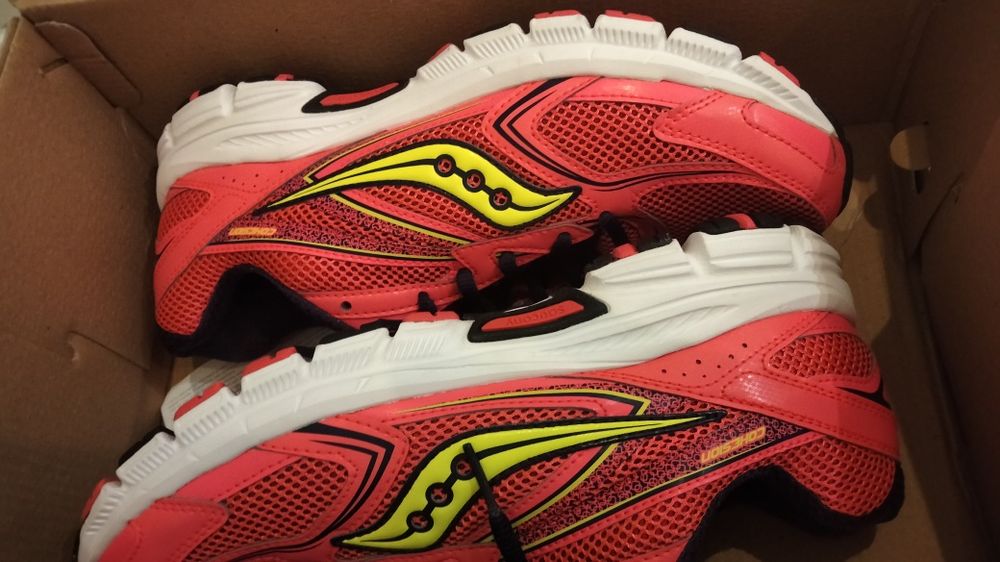 Кроссовки оранжевого цвета