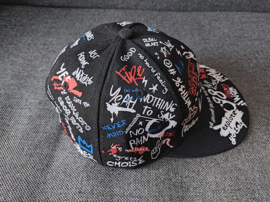Шапка с права козирка в стил графити