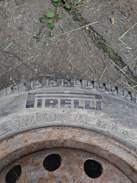 Vând anvelope de vară in 4 frezoane Dunlop cu tot cu jante 175/65R14 82T preț 400 lei plus inca un cauciuc