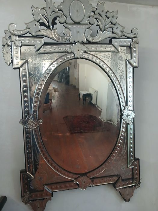 Vând oglindă venețiană superbă, o piesă de mobilier clasică și elegant