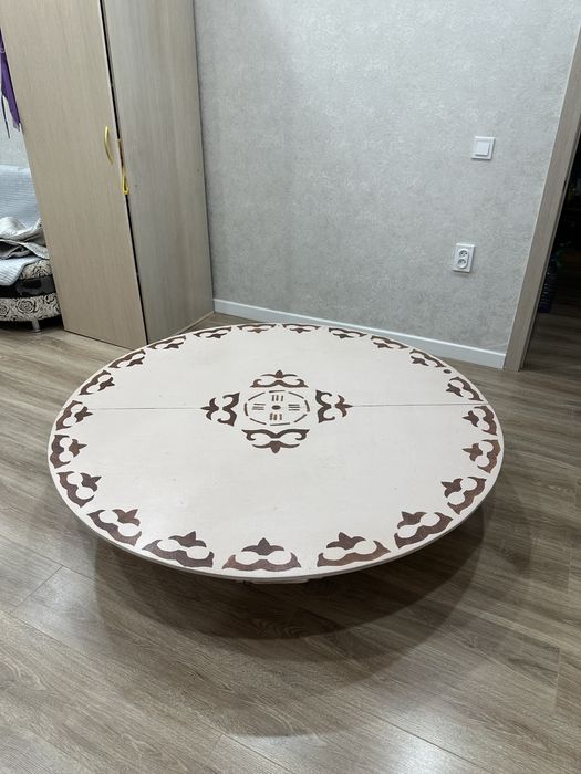 Стол.Дөңгелек қазақы дастархан столы (жер үстел)