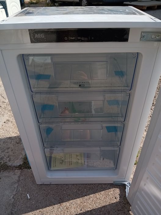 Чисто нов малък фризер за вграждане АЕГ Aeg  с две години гаранция!