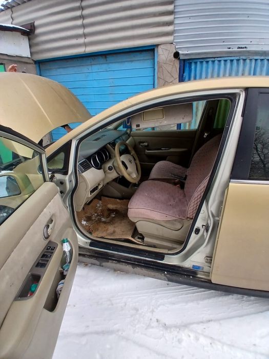 Nissan tida  машина