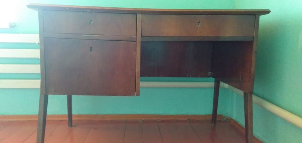 Стол для прихожей или для спальной