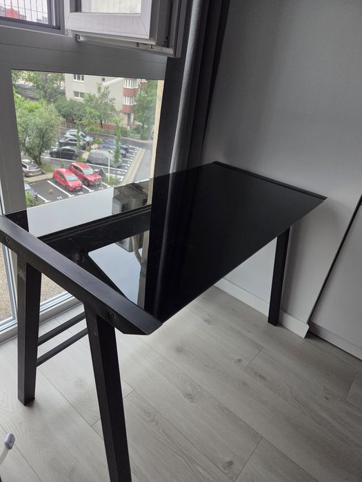 Masă / birou din sticlă neagră cu picioare metalice – design modern, elegant