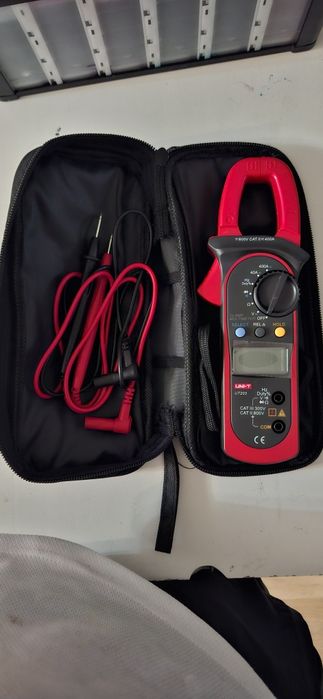 Это цифровые токоизмерительные клещи UNI-T UT203