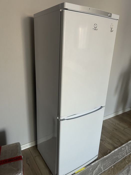 Холодильник INDESIT