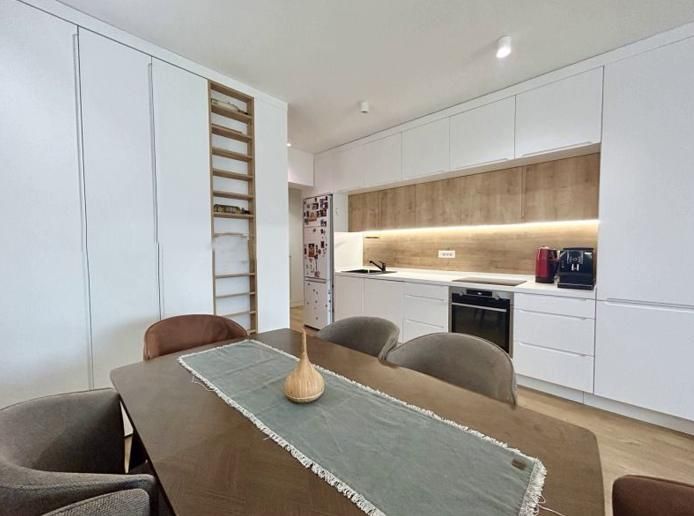 Дава се под наем Тристаен апартамент в София, Хладилника - 124 кв.м за 1300 € - Снимка #4