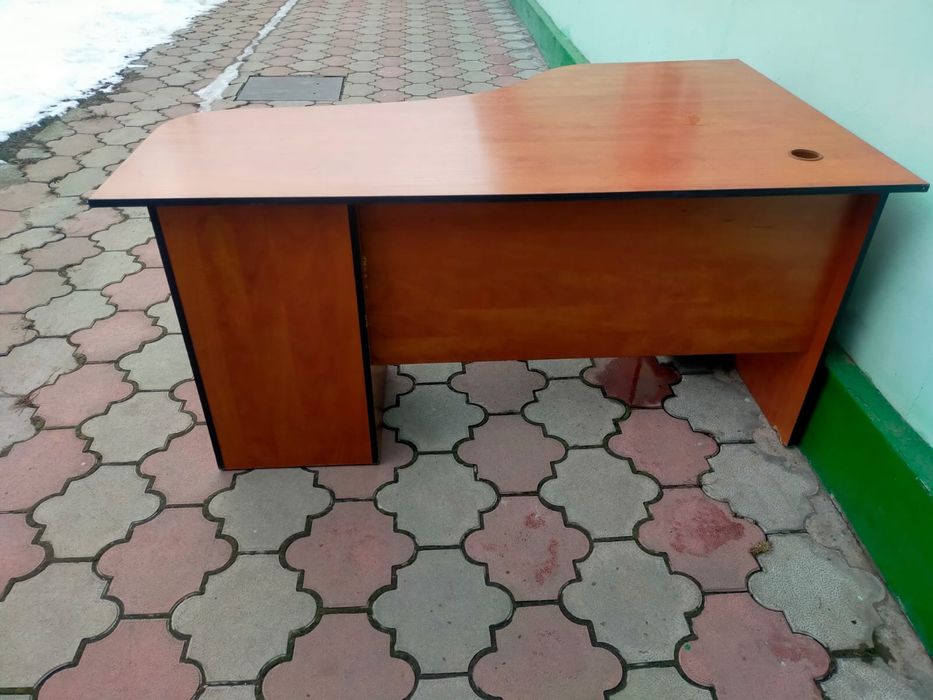 Удобный офисный стол