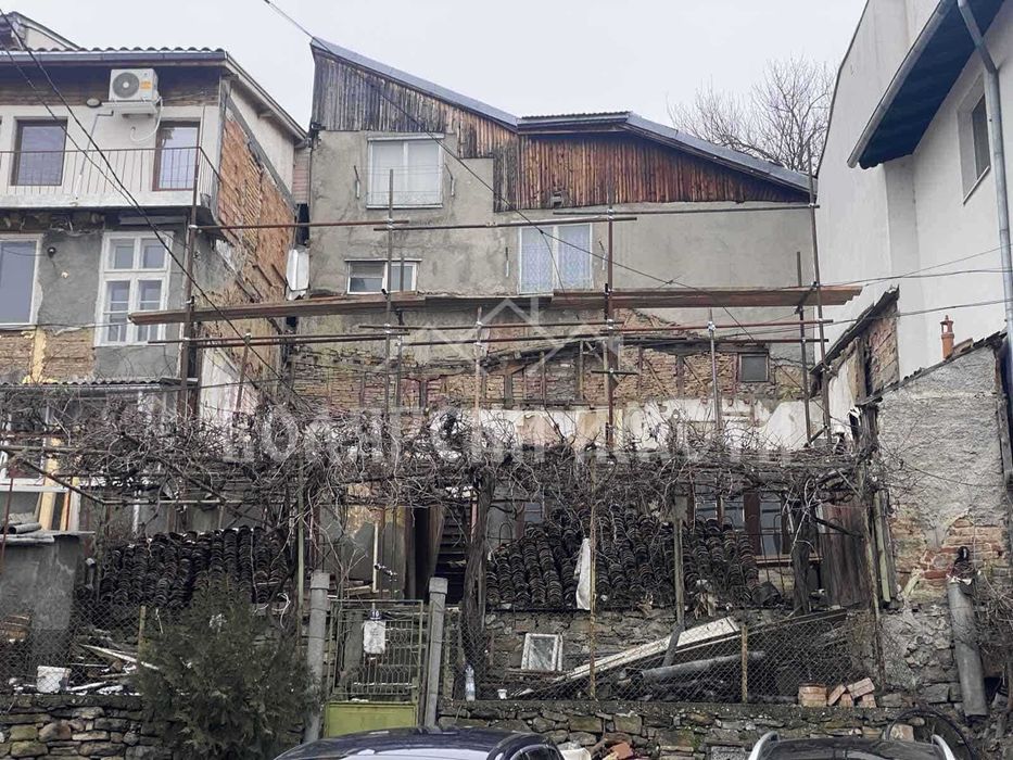 Къща с Панорамна гледка в кв. Варуша