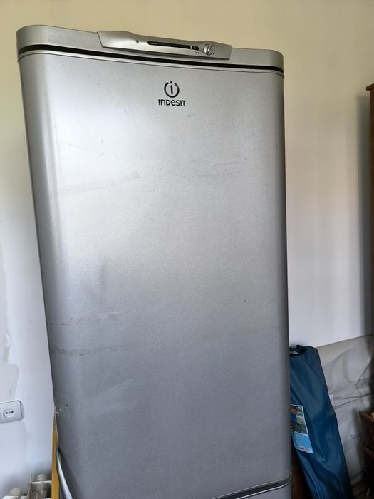 Продам холодильник Indesit