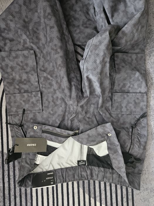 Pantalon Cropp jogger fas gri armata buzunare laterale fermoar si capse