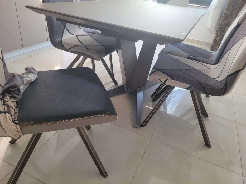 Masă cu scaune de. Bucătărie