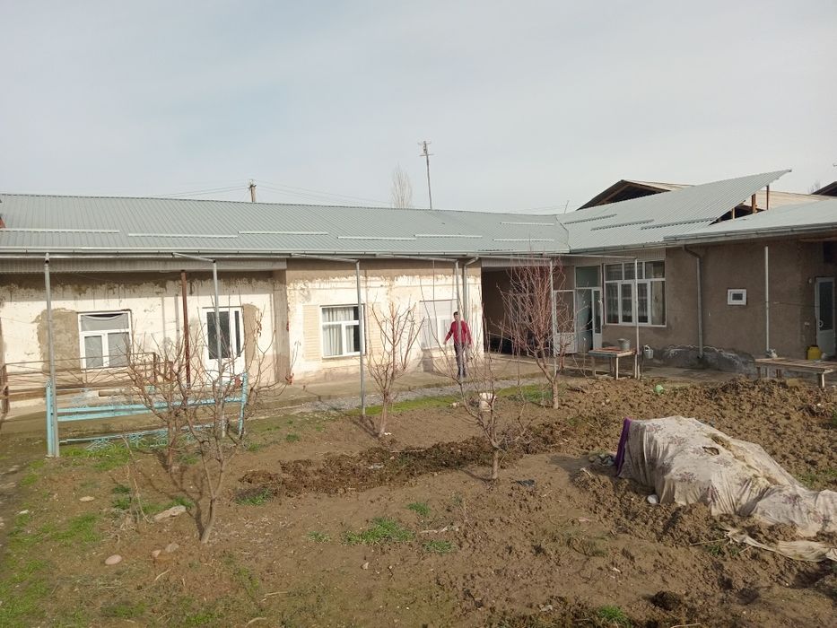 Uy sotiladi 8 xona oshxona hammom molxona yevroremont