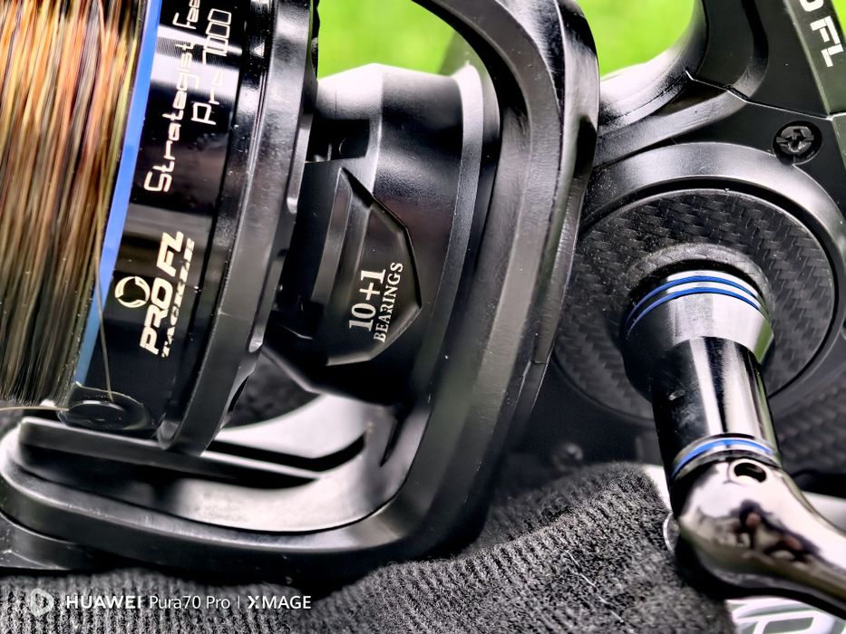 Vând 2 mulinete FL STRATEGIST 8000 (roșie) și 7000 (albastra)