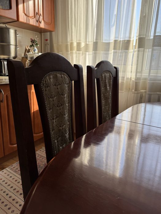 Стол из дерева со стульями