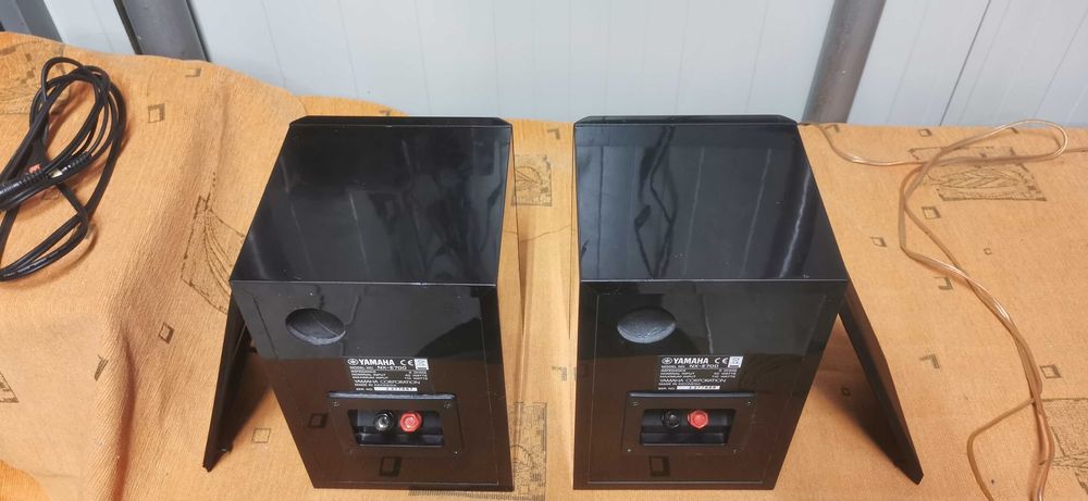 Bookshelf Yamaha NX-E700