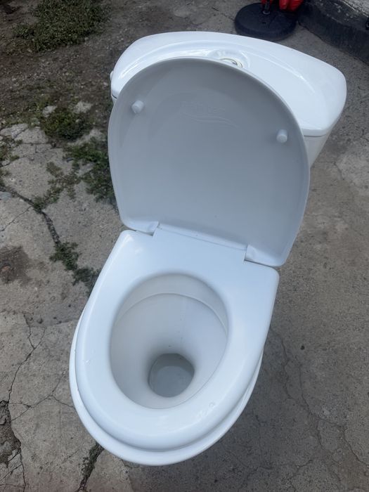 Продам унитаз ( туалет )
