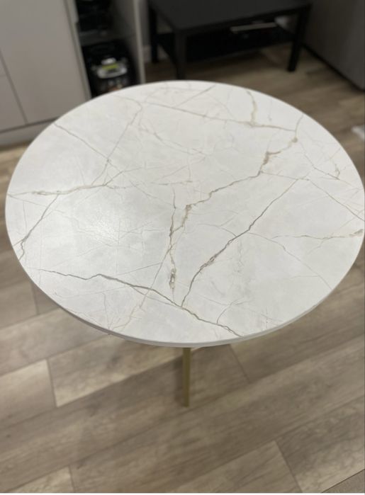 Продаю стол со стульями