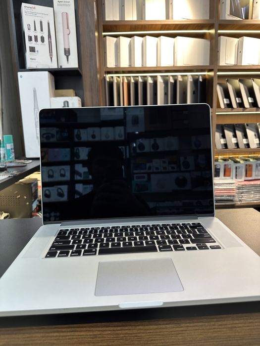 Macbook core l 7 16 512 silver rang narh 450$