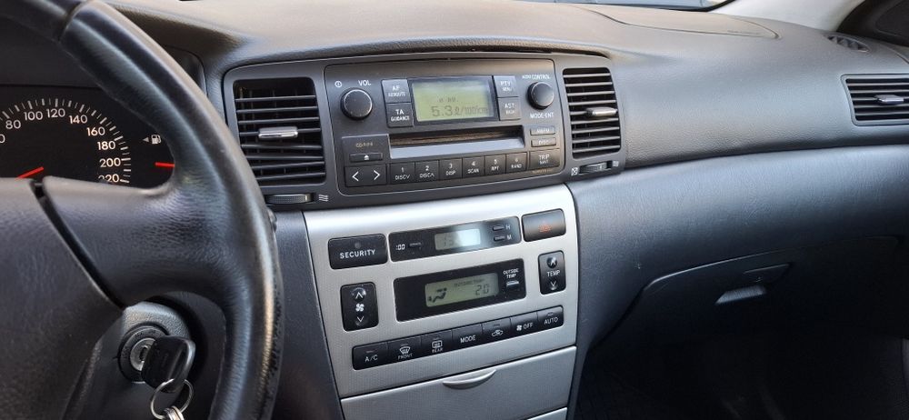 Продавам Toyota Corolla