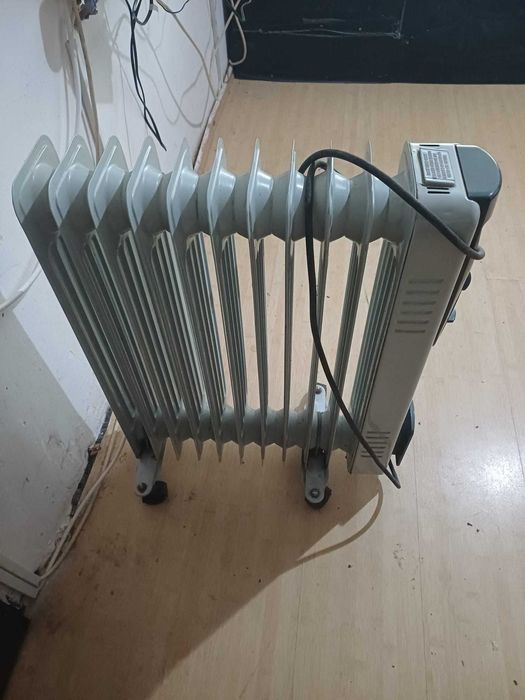 Calorifer electric pe ulei MYRIA – 9 elemenți, Termostat reglabil
