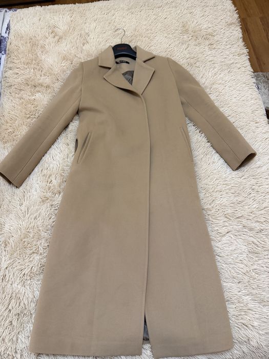 Дълго право кафяво палто