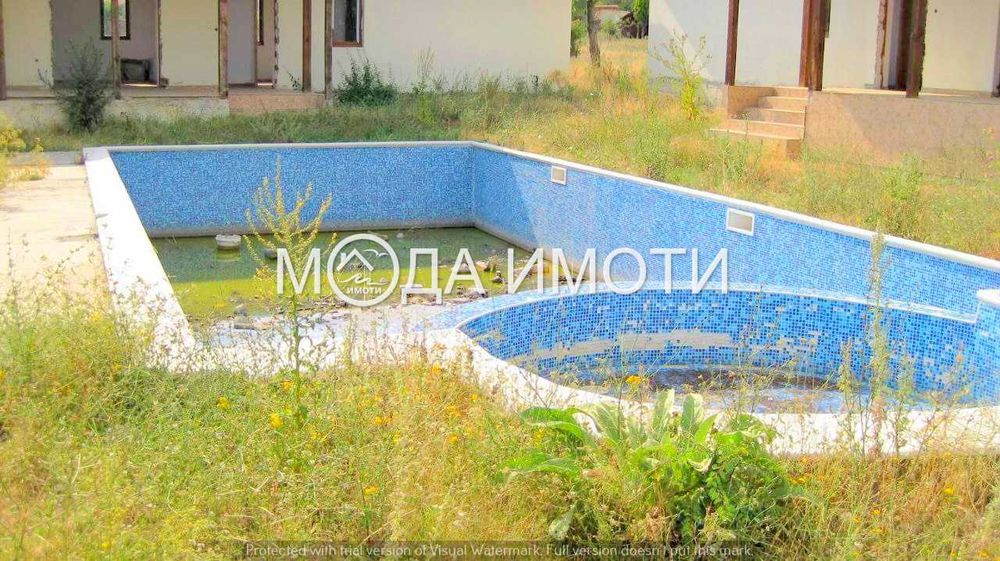 Инвестиционна възможност: Незавършен проект с 3 бунгала и  басейн.
