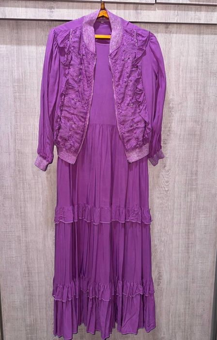 Продам костюм смотрите обьявления и фото есть такой же серрго цвета