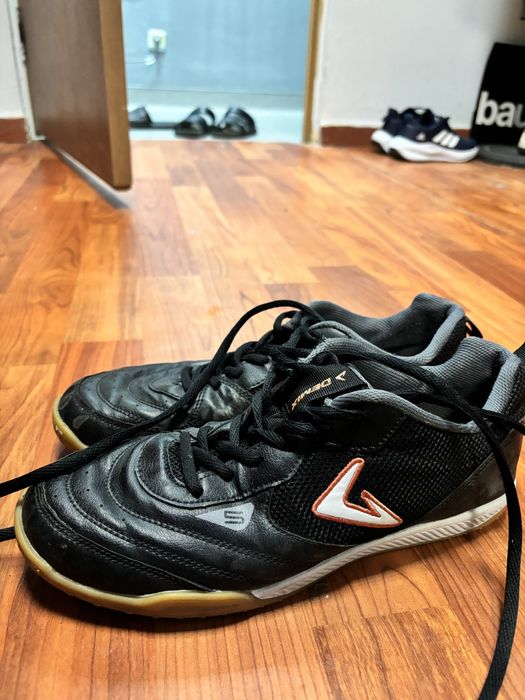 Demix , футзальные кроссовки