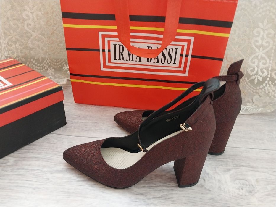 Новые туфли с ремешком