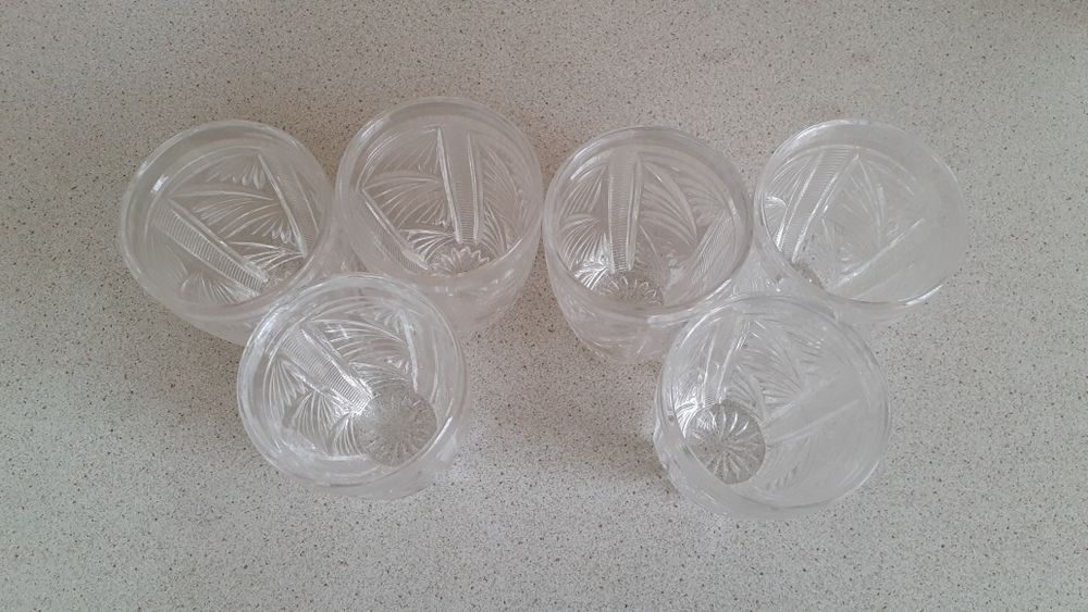 Продам хрустальные рюмки ( стопки) Советского производства.