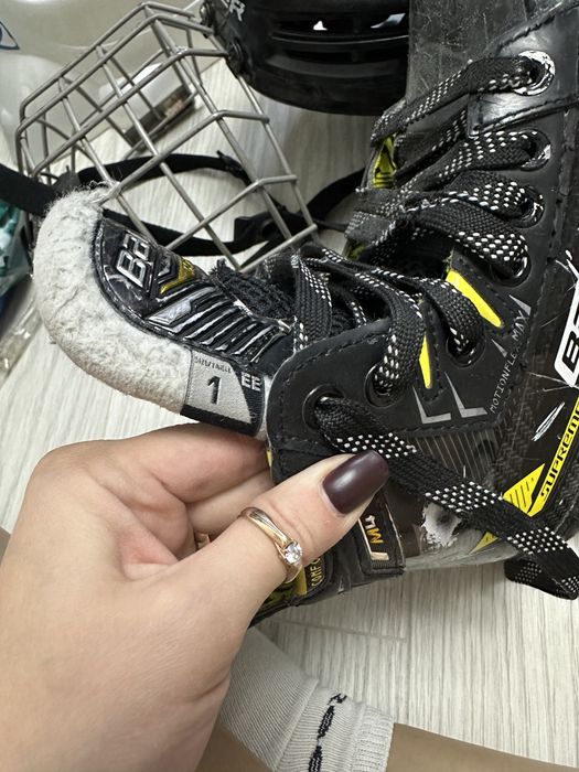 Продам коньки Bauer и шлем