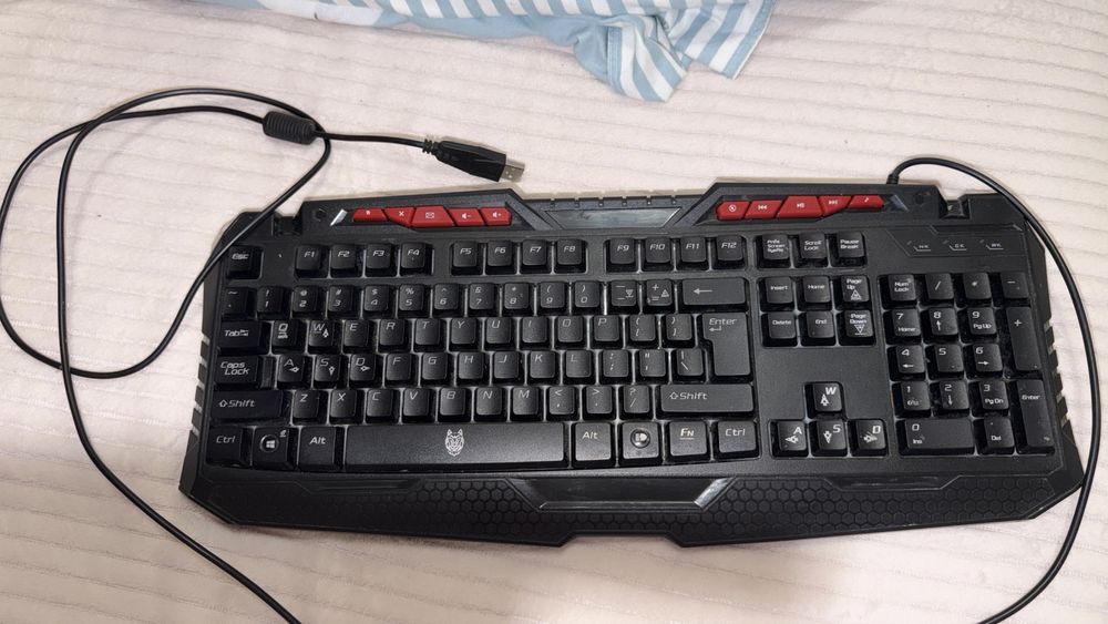 Vand tastatura gaming in stare buna