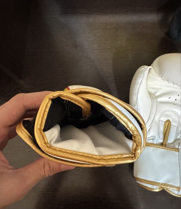 Перчатки STING IBA 10унц + бинты ADIDAS