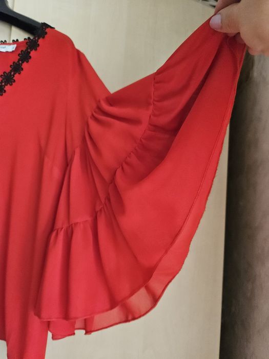 Червена блуза с оригинален ръкав