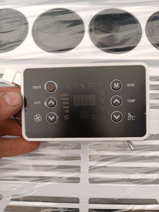 Таванен климатик 12V за камиони  пикапи, каравани, микробуси, всякакъв вид селскостопанска и строителна техника.
Възможности за паркиране и шофиране.