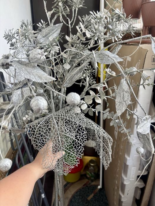 Продам вазу с серебристыми цветами