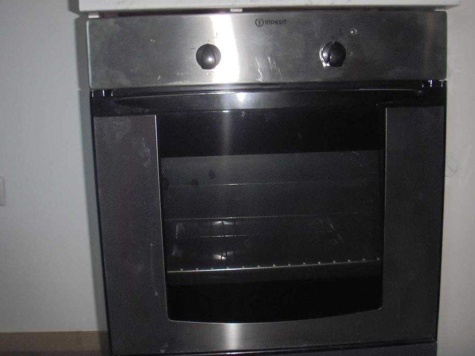 плот и фурна за вграждане Indesit.