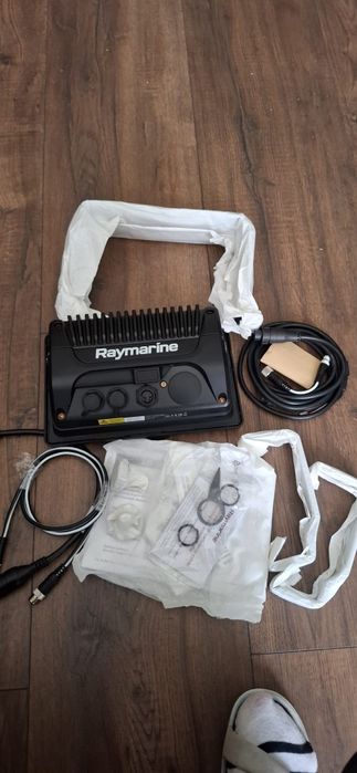 Raymarine  професионален морски радар и навигационен дисплей